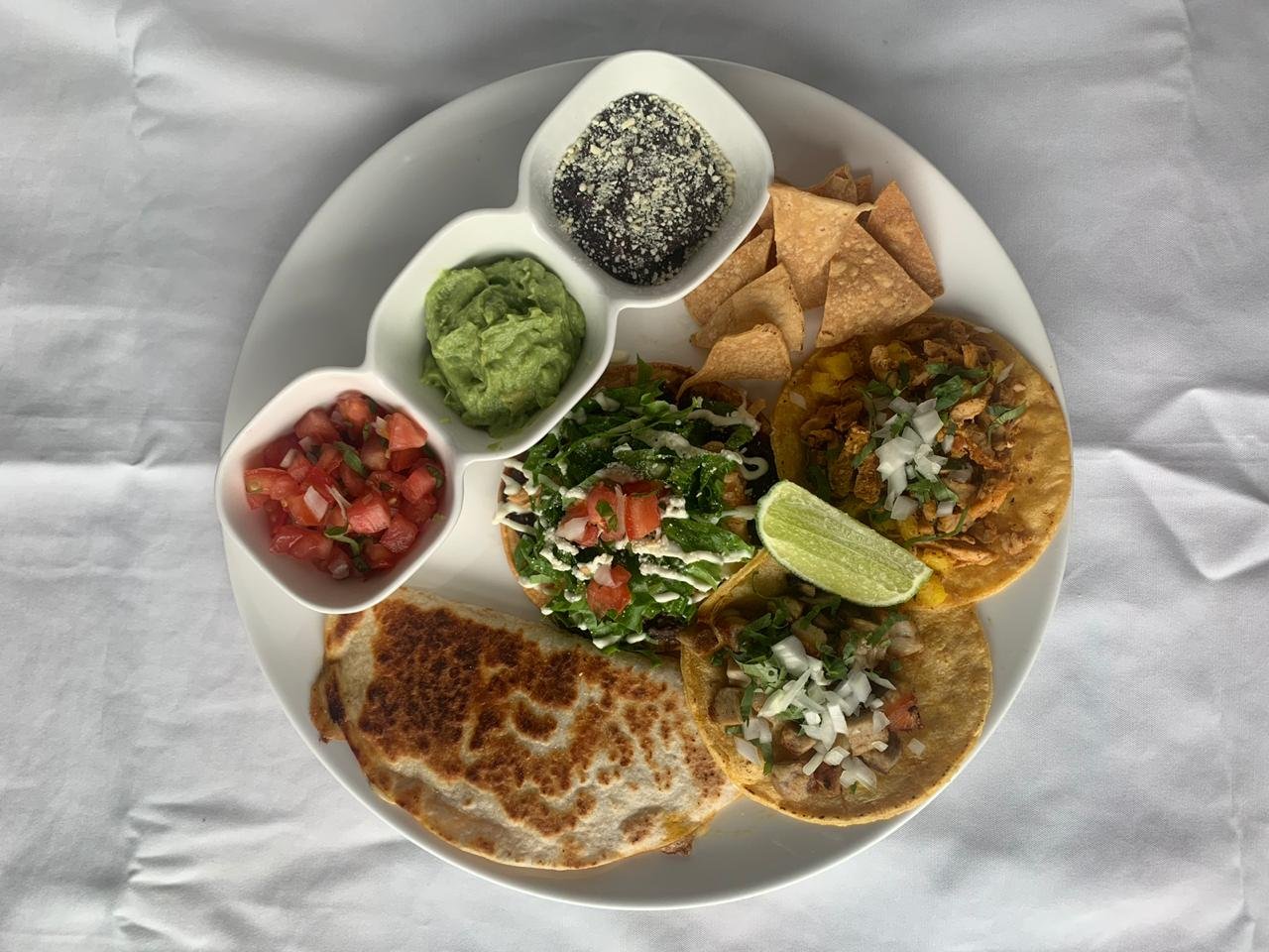 Plato de antojitos mexicanos de María Bonita