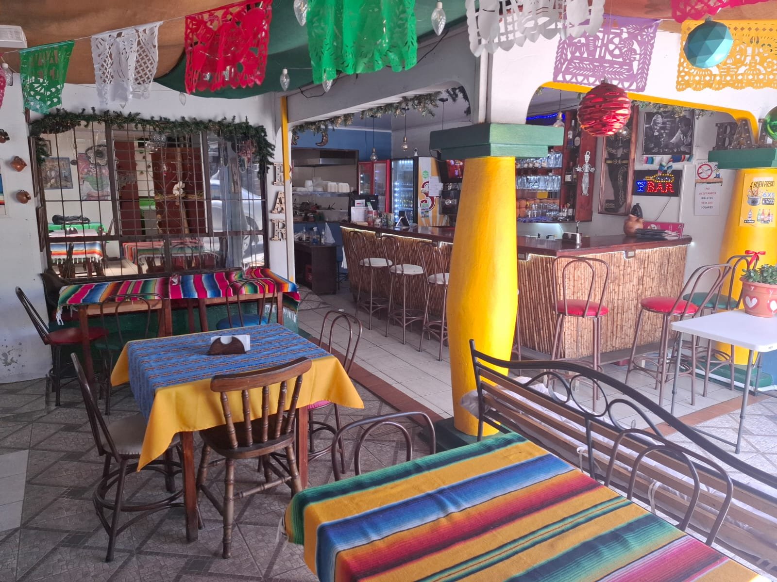 Interior del restaurante María Bonita en Santa Ana